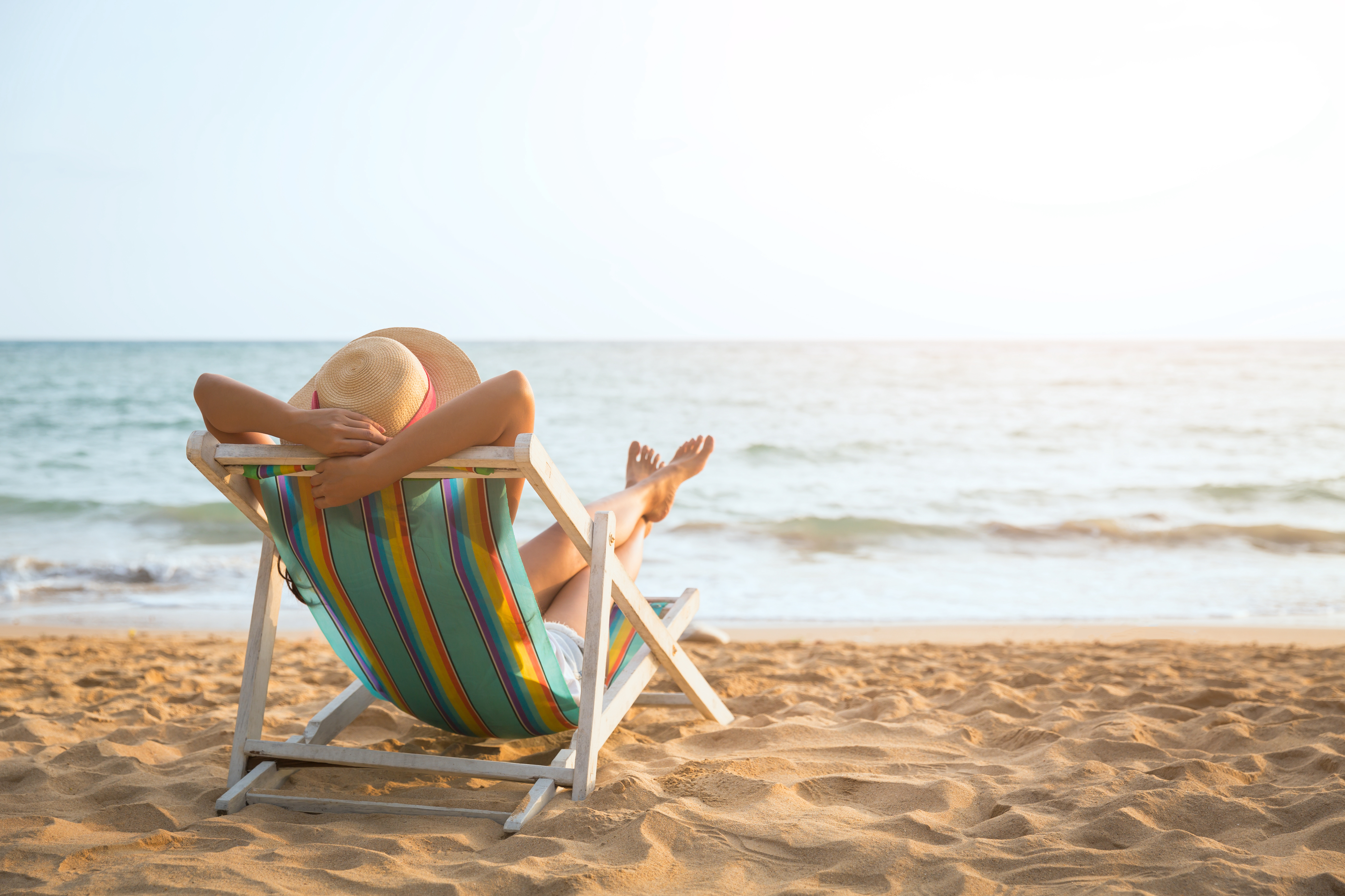 Kvinde på strand rejseforsikring