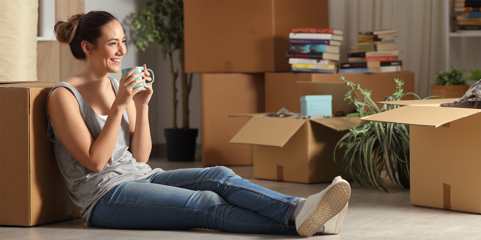 Ung kvinde i sit nye hjem